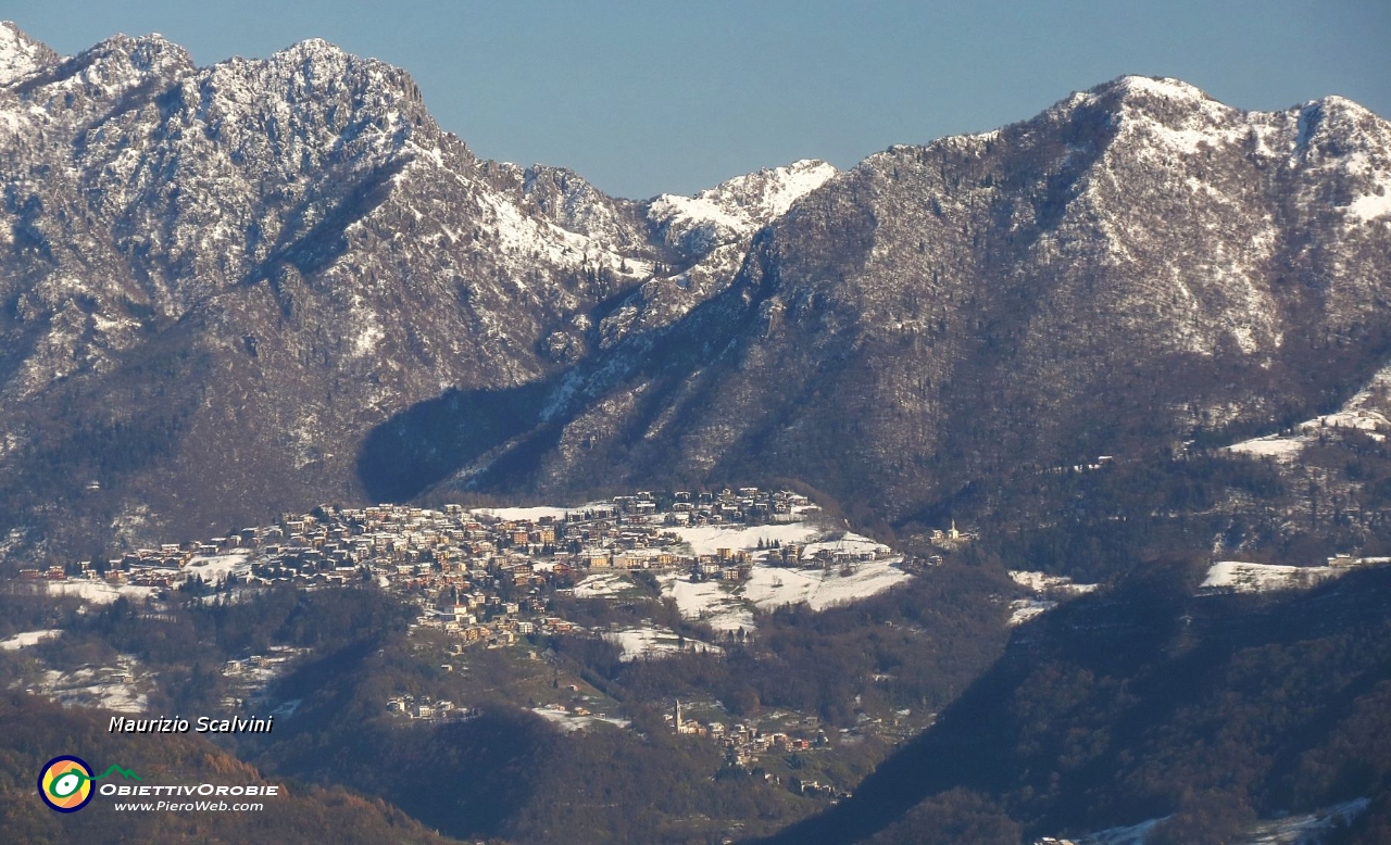 57 Coata Serina e sulla destra il Monte Suchello....JPG